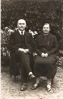 Ēvalda Siliņa vecāki- Jānis Siliņš (Ēveles pagasta Ķemeres 1.pakāpes pamatskolas pārzinis) un Elizabete Siliņa