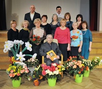 Ēvalds Siliņš 95 gadu svinībās (2014.gadā) kopā ar savu audzināmo klasi (RV beidza 1982.gadā)
