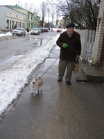 Ēvalds Siliņš ar savu sunīti Šēru ceļā no veikala uz mājām.